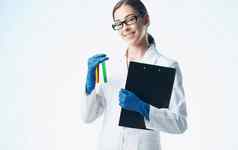 女人医生病毒疫苗实验室分析化学元素眼镜手套模型