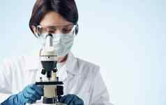 女人显微镜实验室研究微生物细菌