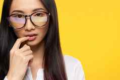 优雅的亚洲女人眼镜生活方式官方