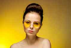 浅黑肤色的女人只肩膀黄色的眼镜有吸引力的
