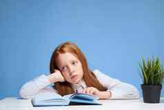女孩家庭作业表格学校教育蓝色的背景