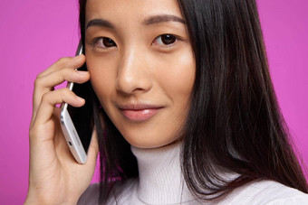女人亚洲外观电话沟通互联网生活方式粉红色的背景