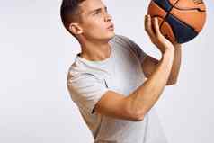 体育男人。白色t恤玩篮球球锻炼