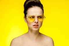 情感女人只肩膀穿时尚眼镜聚集头发黄色的背景