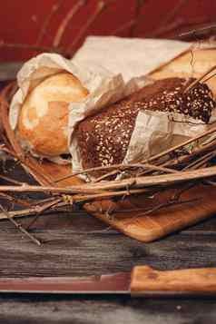 面包新鲜的面包面粉产品鸟的巢木表格红色的背景