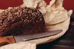 黑麦面包烘焙纸包装木表格锋利的刀