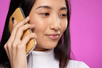 女人亚洲外观会说话的电话裁剪视图工作室粉红色的背景