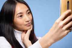 漂亮的浅黑肤色的女人电话手魅力互联网沟通技术特写镜头