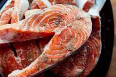 红色的腌鱼食物准备海鲜美味