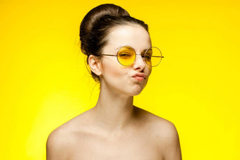 浅黑肤色的女人配对键时尚黄色的眼镜特写镜头模型