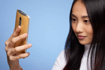 女人亚洲外观电话手沟通互联网蓝色的背景