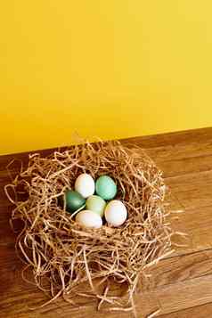 复活节鸡蛋装饰巢黄色的背景假期