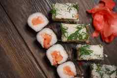 塞寿司卷海鲜芥末酱姜亚洲食物