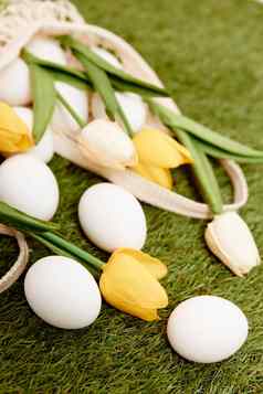 郁金香花束复活节鸡蛋假期草坪上背景装饰