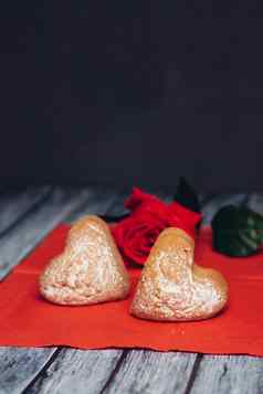 甜蜜的饼干红色的餐巾玫瑰花零食