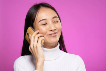 可爱的亚洲女人会说话的电话互联网沟通技术