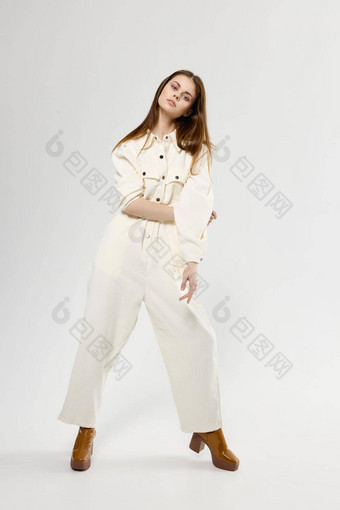 漂亮的女人白色连身裤工作室时尚生活方式模型
