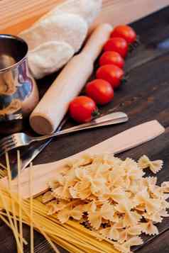 意大利意大利面烹饪樱桃西红柿厨房午餐饮食食物