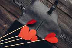 皮革业务卡持有人红色的心点缀装饰木表格