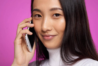 女人亚洲外观电话沟通互联网生活方式粉红色的背景