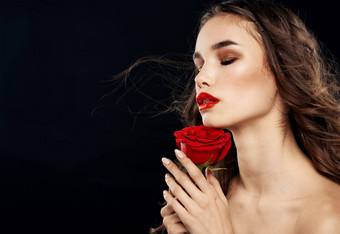 迷人的女人红色的玫瑰眼影明亮的化妆黑色的背景