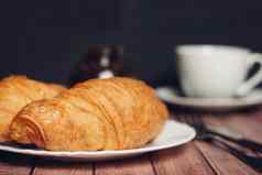 羊角面包白色盘子表格厨房用具杯咖啡餐甜点