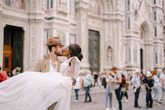 多民族的婚礼夫妇婚礼弗洛伦斯意大利高加索人新郎圈吻非裔美国人新娘广场的大教堂