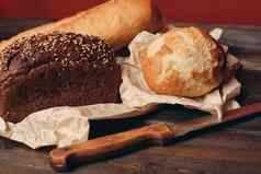 面包黑麦面包面粉产品纸包装刀木表格红色的背景