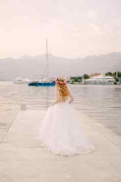 新娘精致的花环玫瑰站码头肮脏的湾肮脏的回来视图