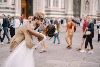 多民族婚礼夫妇婚礼弗洛伦斯意大利非裔美国人新娘高加索人新郎拥抱广场的大教堂