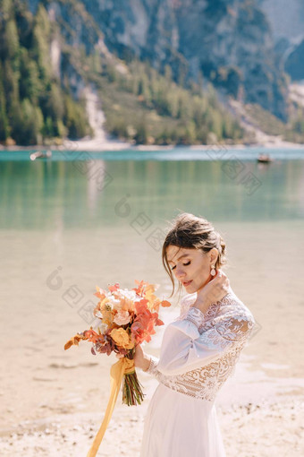 美丽的新娘白色衣服袖子花边黄色的秋天花束干花牡丹玫瑰泻湖布雷斯意大利目的地婚礼欧洲布雷斯湖