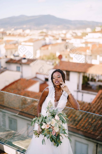 非裔美国人新娘白色衣服站屋顶阳台花束手短手套艺术婚礼弗洛伦斯意大利