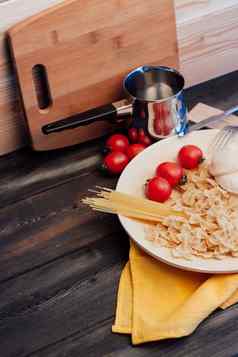 意大利意大利面樱桃西红柿烹饪食物厨房木表格
