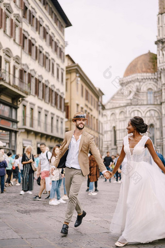 跨种族婚礼夫妇婚礼弗洛伦斯意大利非裔美国人新娘高加索人新郎运行广场的大教堂