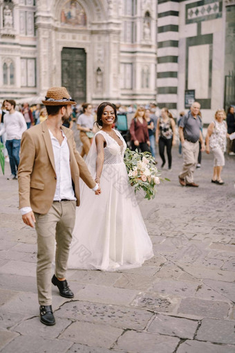 跨种族婚礼夫妇婚礼弗洛伦斯意大利非裔美国人新娘高加索人新郎走广场的大教堂