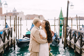 新娘新郎吻贡多拉码头拥抱威尼斯马克的广场俯瞰三乔治?更大日落天空最大贡多拉码头威尼斯意大利