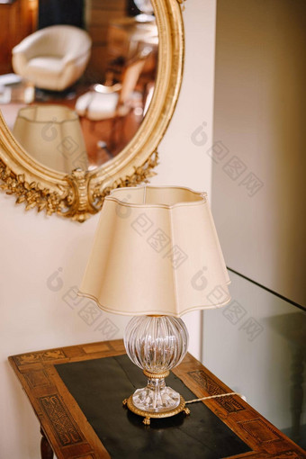 古董古董表格灯白色灯罩水晶基地古董镜子黄金框架