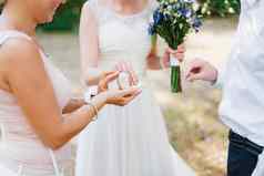 新娘需要婚礼环盒子举行伴娘把马夫的手指