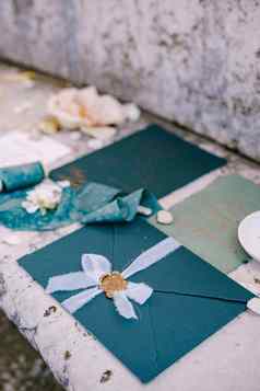 蓝色的模型邀请婚礼蓝色的信封密封打印密封蜡丝绸蓝色的丝带白色表颜色一部分代码粉红色的花背景大理石石头