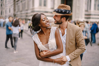 多民族的婚礼夫妇婚礼弗洛伦斯意大利高加索人新郎拥抱非裔美国人新娘广场的大教堂
