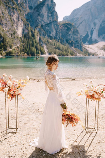 美丽的新娘白色衣服袖子花边黄色的秋天花束背景拱仪式泻湖布雷斯意大利目的地婚礼欧洲布雷斯湖