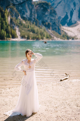 美丽的新娘白色雪纺衣服袖子花边海岸湖泻湖布雷斯意大利目的地婚礼欧洲受欢迎的布雷斯湖