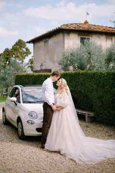美丽的新娘新郎持有手前面可转换别墅托斯卡纳意大利