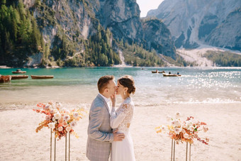 新郎把环新娘聚会地点仪式拱秋天花列背景泻湖布雷斯意大利目的地婚礼欧洲布雷斯湖