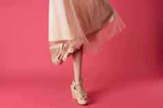 女脚时尚鞋子优雅的风格裁剪视图粉红色的背景