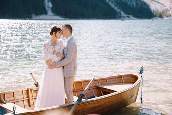新娘新郎航行木船桨泻湖布雷斯湖意大利婚礼欧洲新婚夫妇站拥抱船