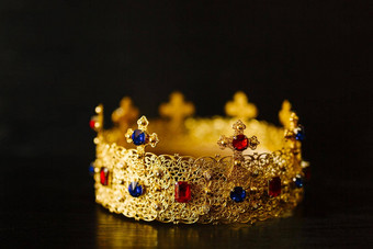 金皇冠镶嵌蓝色的红色的宝石