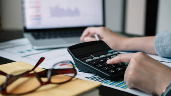 业务女人计算器移动PC计算金融税会计统计数据分析研究概念