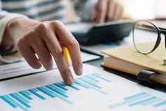 业务女人工作金融会计分析金融预算计算器办公室