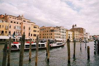 水上巴士河有轨电车航天飞机船主要运输岛部分威尼斯游客海滨威尼斯背景古老的外墙建筑站水